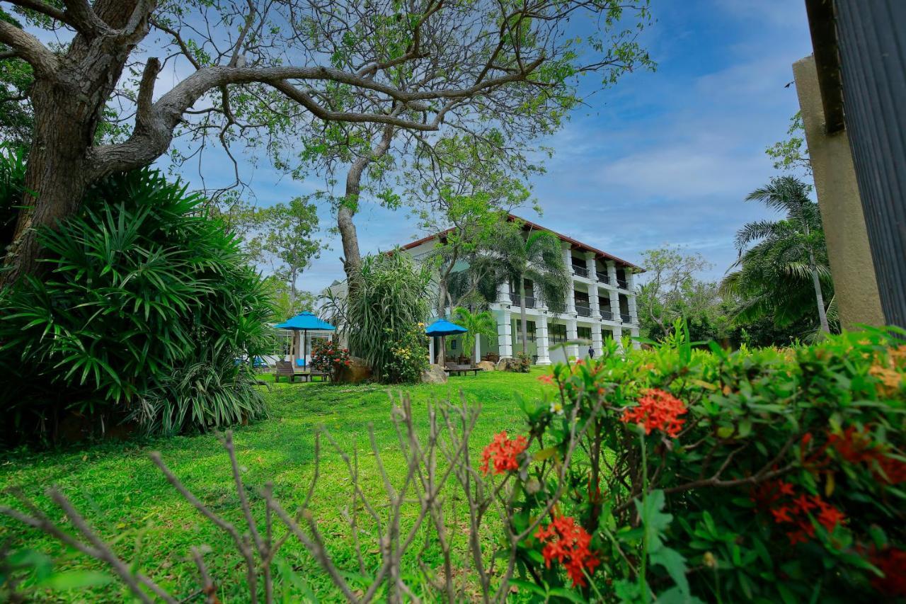 Diya Dahara Lake Resort Yala Eksteriør bilde